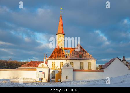 GATCHINA, RUSSLAND - 25. DEZEMBER 2022: Priorienpalast an einem Winterabend. Gatchina, Region Leningrad Stockfoto