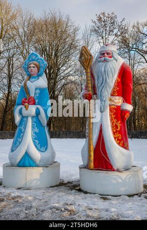 GATCHINA, RUSSLAND - 25. DEZEMBER 2022: Vater Frost und das Schneemädchen. Skulpturale Komposition Stockfoto