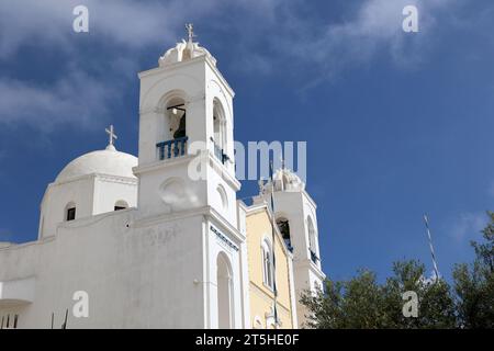 Heilige orthodoxe Kirche Anargyri in der Kleinstadt Megalochori auf der Kykladen-Insel Santorini-Griechenland Stockfoto
