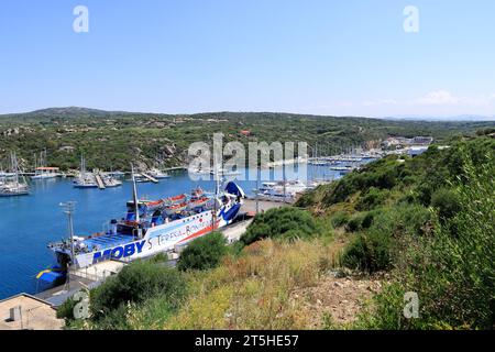 Mai 27 2023 - Santa Teresa Gallura, Sardinien in Italien: Schöner Tag im Hafen von Santa Teresa Stockfoto