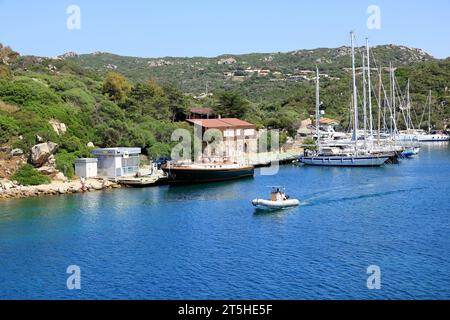 Mai 27 2023 - Santa Teresa Gallura, Sardinien in Italien: Schöner Tag im Hafen von Santa Teresa Stockfoto