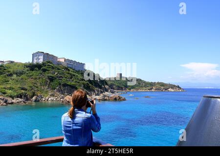 Mai 27 2023 - Santa Teresa Gallura, Sardinien in Italien: Schöner Tag im Hafen von Santa Teresa Stockfoto