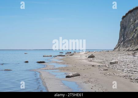 Das flache Ufer und die steilen Ufer des Wolgograder Stausees im Dorf Suwodskaja. Russland Stockfoto