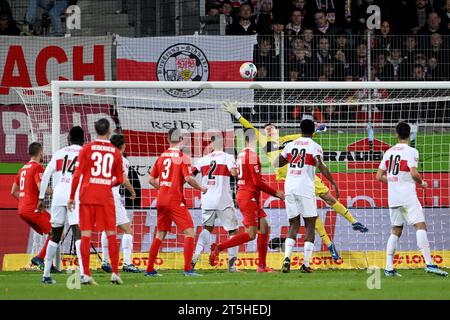 Heidenheim, Deutschland. November 2023. Fußball: Bundesliga, 1. FC Heidenheim - VfB Stuttgart, Spieltag 10, Voith-Arena. Stuttgarter Torhüter Alexander Nübel rettet den Ball. Hinweis: Harry langer/dpa – WICHTIGER HINWEIS: gemäß den Vorschriften der DFL Deutscher Fußball-Liga und des DFB Deutscher Fußball-Bundes ist es verboten, im Stadion und/oder des Spiels aufgenommene Fotografien in Form von sequenziellen Bildern und/oder videoähnlichen Fotoserien zu verwenden oder zu nutzen./dpa/Alamy Live News Stockfoto