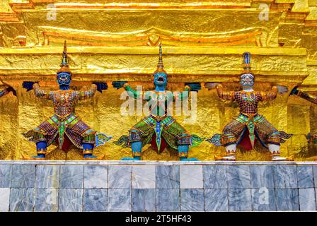 Drei Dämonen von Yaksha bewachen den Tempel des Smaragdbuddhas in Bangkok. Thailand Stockfoto