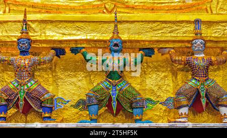 Drei Dämonen von Yaksha bewachen den Tempel des Smaragdbuddhas in Bangkok. Thailand Stockfoto