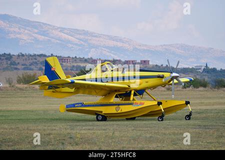 16. September 2023, Skopje, Mazedonien, Stenkovec Sports Airport. Feuerwehrflugzeuge AT-802F Fireboss goss Wasser auf das Publikum. Stockfoto