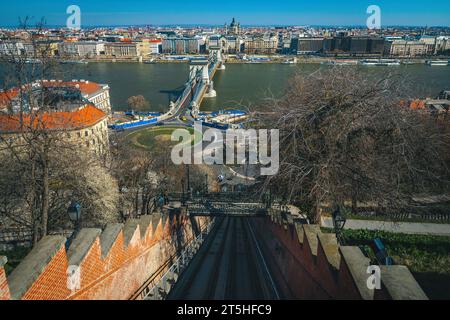 Atemberaubende Aussicht von der Seilbahn mit Kettenbrücke über die Donau und wunderschönen Gebäuden am Wasser, Budapest, Ungarn, EUR Stockfoto