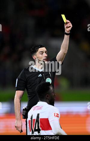 Heidenheim, Deutschland. November 2023. Fußball: Bundesliga, 1. FC Heidenheim - VfB Stuttgart, Spieltag 10, Voith-Arena. Schiedsrichter Florian Badstübner zeigt die gelbe Karte. Hinweis: Harry langer/dpa – WICHTIGER HINWEIS: gemäß den Vorschriften der DFL Deutscher Fußball-Liga und des DFB Deutscher Fußball-Bundes ist es verboten, im Stadion und/oder des Spiels aufgenommene Fotografien in Form von sequenziellen Bildern und/oder videoähnlichen Fotoserien zu verwenden oder zu nutzen./dpa/Alamy Live News Stockfoto