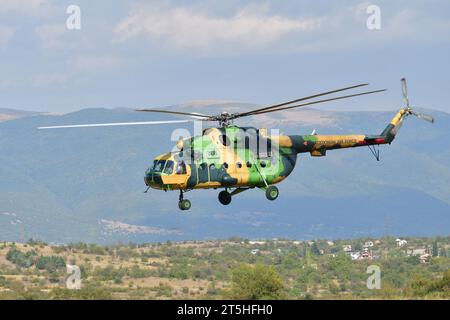 Mazedonien, Stenkovec Sports Airport. Der Hubschrauber der mazedonischen Streitkräfte Mi-8MT zeigte seine Stärke mit seinen leistungsstarken Triebwerken Klimov TV3-117. Stockfoto