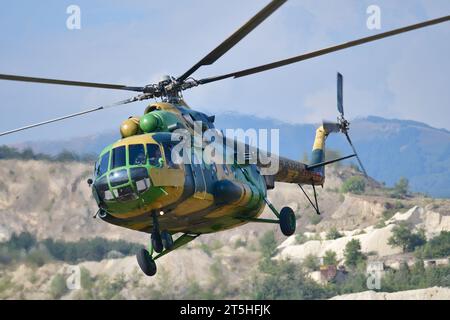 Mazedonien, Stenkovec Sports Airport. Der Hubschrauber der mazedonischen Streitkräfte Mi-8MT zeigte seine Stärke mit seinen leistungsstarken Triebwerken Klimov TV3-117. Stockfoto