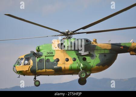 Mazedonien, Stenkovec Sports Airport. Der Hubschrauber der mazedonischen Streitkräfte Mi-8MT zeigte seine Stärke mit seinen leistungsstarken Triebwerken Klimov TV3-117. Stockfoto