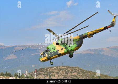 Mazedonien, Stenkovec Sports Airport. Der Hubschrauber der mazedonischen Streitkräfte Mi-8MT zeigte seine Stärke mit seinen leistungsstarken Triebwerken Klimov TV3-117. Stockfoto