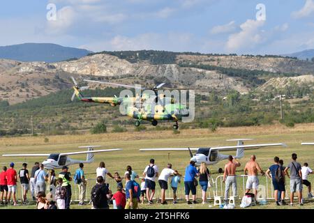 Mazedonien, Stenkovec Sports Airport. Der Hubschrauber der mazedonischen Streitkräfte Mi-8MT zeigte seine Stärke mit seinen leistungsstarken Triebwerken Klimov TV3-117. Stockfoto