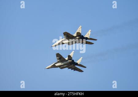 16. September 2023 In Skopje, Mazedonien. MIG 29 Flugzeuge des serbischen Militärs fliegen über die Zuschauer. Stockfoto