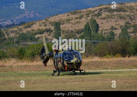 September 2023, Skopje, Mazedonien, Stenkovec Sports Airport, es wurde eine große Flugschau abgehalten. Helikopter Airbus H145M der serbischen Luftstreitkräfte im Flug. Stockfoto