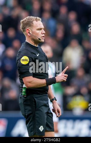 Groningen, Niederlande. November 2023. GRONINGEN, NIEDERLANDE - 5. NOVEMBER: Schiedsrichter Alex Bos reagiert beim niederländischen Keuken Kampioen Divisie Spiel zwischen dem FC Groningen und dem FC Dordrecht am 5. November 2023 in Groningen (Foto: Pieter van der Woude/Orange Pictures) Credit: Orange Pics BV/Alamy Live News Stockfoto