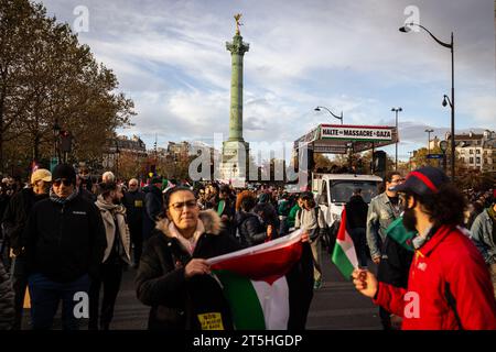 Demonstranten versammeln sich während der Demonstration gegen palästina in der Nähe des Place de Bastille. Hunderttausende von Menschen marschierten in mehreren Städten Frankreichs, um das palästinensische Volk zu unterstützen. In Paris kamen mehrere linke Organisationen zusammen, um einen sofortigen Waffenstillstand des israelischen Staates zu fordern und beschuldigten den französischen Präsidenten Emmanuel Macron, an den Massakern in Gaza beteiligt zu sein. Die Demonstration begann am Place de Republique, durchquerte den Place Bastille und endete am Place de Nation, ohne dass trotz der starken Polizeipräsenz Konflikte mit der Polizei aufgezeichnet wurden. Stockfoto