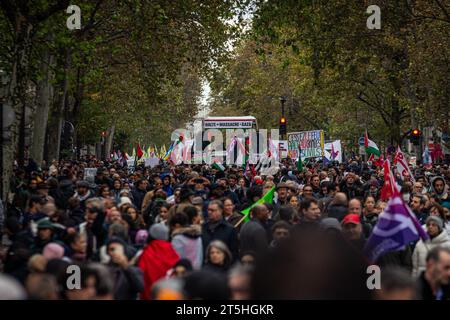 Tausende Demonstranten versammeln sich während der Demonstration für palästina. Hunderttausende von Menschen marschierten in mehreren Städten Frankreichs, um das palästinensische Volk zu unterstützen. In Paris kamen mehrere linke Organisationen zusammen, um einen sofortigen Waffenstillstand des israelischen Staates zu fordern und beschuldigten den französischen Präsidenten Emmanuel Macron, an den Massakern in Gaza beteiligt zu sein. Die Demonstration begann am Place de Republique, durchquerte den Place Bastille und endete am Place de Nation, ohne dass trotz der starken Polizeipräsenz Konflikte mit der Polizei aufgezeichnet wurden. Stockfoto