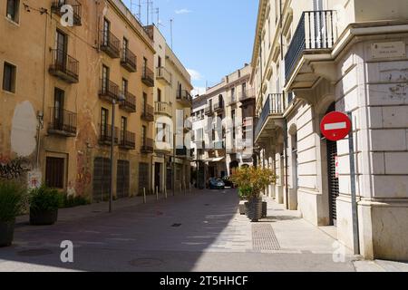 Figueres, Spanien - 13. Mai 2023: Leere Straßen an einem Wochenende. Stockfoto