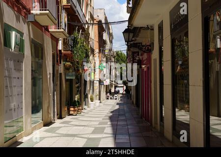 Figueres, Spanien - 13. Mai 2023: Leere Straßen an einem Wochenende. Stockfoto