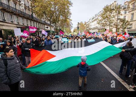 Demonstranten sahen, wie sie während der propalästinensischen Kundgebung eine riesige palästinensische Flagge hielten. Hunderttausende von Menschen marschierten in mehreren Städten Frankreichs, um das palästinensische Volk zu unterstützen. In Paris kamen mehrere linke Organisationen zusammen, um einen sofortigen Waffenstillstand des israelischen Staates zu fordern und beschuldigten den französischen Präsidenten Emmanuel Macron, an den Massakern in Gaza beteiligt zu sein. Die Demonstration begann am Place de Republique, durchquerte den Place Bastille und endete am Place de Nation, ohne dass trotz der starken Polizeipräsenz Konflikte mit der Polizei aufgezeichnet wurden. (Foto Stockfoto