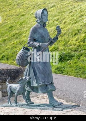 LYME REGIS, ENGLAND, Vereinigtes Königreich - 7. MAI 2023: Statue von Mary Anning an der Promenade. Sie war Fossiliensammlerin, Dealer und Paläontologin. Stockfoto