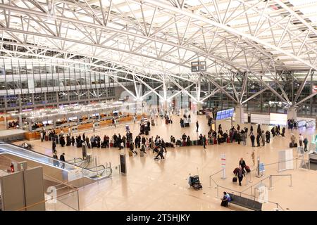 Hamburg, Deutschland. November 2023. Reisende befinden sich unterwegs oder warten in Terminal 1 am Flughafen Hamburg. Tausende von Fluggästen waren von der Geiselnahme am Hamburger Flughafen am Samstagabend betroffen und Hunderte von Flügen wurden storniert. Quelle: Bodo Marks/dpa/Alamy Live News Stockfoto