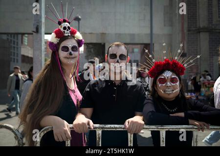 Mexiko, Mexiko. November 2023. Leute mit Make-up-Pose während der Day of the Dead Parade. Jedes Jahr findet in Mexiko-Stadt die Day of the Dead Parade statt, eine Feier, die nationale Besucher und Tausende von Touristen zusammenbringt, um an diesen Gedenktagen für die Verstorbenen mehr über die Traditionen des Landes zu erfahren. Quelle: SOPA Images Limited/Alamy Live News Stockfoto