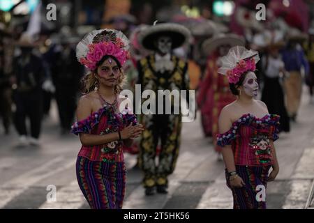 Mexiko, Mexiko. November 2023. Mädchen mit Make-up treten während der Day of the Dead Parade auf. Jedes Jahr findet in Mexiko-Stadt die Day of the Dead Parade statt, eine Feier, die nationale Besucher und Tausende von Touristen zusammenbringt, um an diesen Gedenktagen für die Verstorbenen mehr über die Traditionen des Landes zu erfahren. Quelle: SOPA Images Limited/Alamy Live News Stockfoto