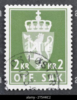 Gestempelte Briefmarke, gedruckt von Norwegen, das Wappen zeigt, um 1982. Stockfoto