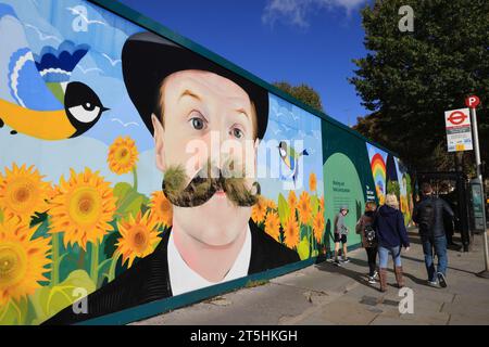 Die lustige und farbenfrohe Living Wall der Earls Court Development Company an der Old Brompton Road, SW London, Großbritannien Stockfoto