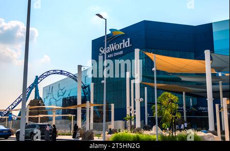 Abu Dhabi, VAE- 06112023: Sea World in der Stadt Abu Dhabi tagsüber, Sea World Außenansicht Stockfoto