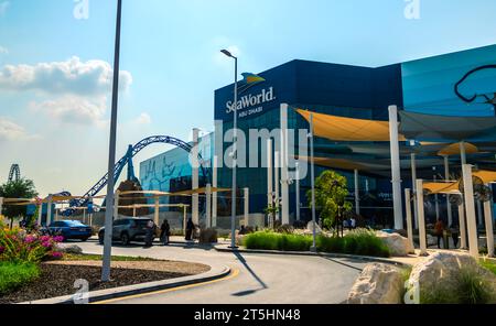 Abu Dhabi, VAE- 06112023: Sea World in der Stadt Abu Dhabi tagsüber, Sea World Außenansicht Stockfoto