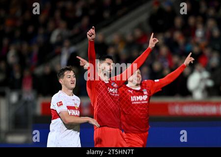 Heidenheim, Deutschland. November 2023. Fußball: Bundesliga, 1. FC Heidenheim - VfB Stuttgart, Spieltag 10, Voith-Arena. Heidenheims Tim Kleindienst (M) feiert nach seinem 2:0-Ziel. Links: Stuttgarter Angelo Stiller. Hinweis: Harry langer/dpa - ACHTUNG: Nur für redaktionelle Zwecke im Zusammenhang mit der aktuellen Berichterstattung und nur mit vollständigem Verweis auf die oben genannten Credit/dpa/Alamy Live News Stockfoto