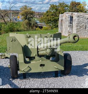 Panzerabwehrgewehr M42 ZIS im Museum für Heimatkrieg in Karlovac, Kroatien Stockfoto