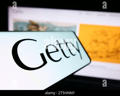 Mobiltelefon mit Logo der amerikanischen Kunststiftung J. Paul Getty Trust vor der Website. Fokus auf der linken Seite des Telefondisplays. Stockfoto