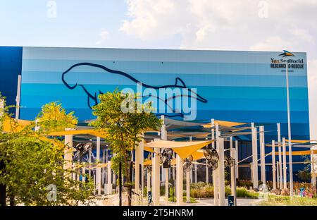 Abu Dhabi, VAE- 06112023: Sea World in der Stadt Abu Dhabi tagsüber, Sea World Außenansicht Stockfoto