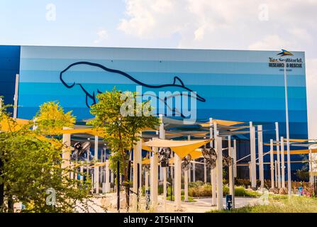 Abu Dhabi, VAE- 06112023: Sea World in der Stadt Abu Dhabi tagsüber, Sea World Außenansicht Stockfoto