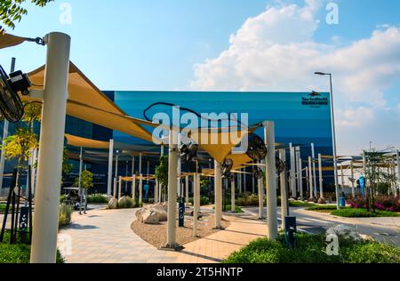 Abu Dhabi, VAE- 06112023: Sea World in der Stadt Abu Dhabi tagsüber, Sea World Außenansicht Stockfoto