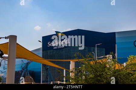 Abu Dhabi, VAE- 06112023: Sea World in der Stadt Abu Dhabi tagsüber, Sea World Außenansicht Stockfoto