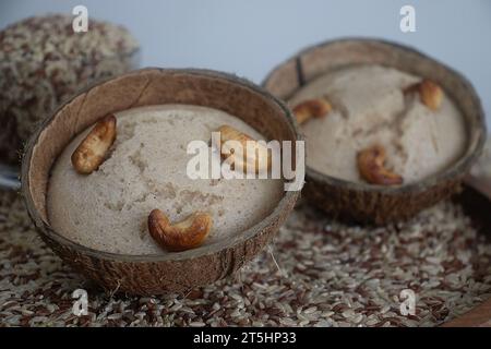 Rajamudi-Reis Vattayappam in Kokosnussschale gedampft. Ein köstlicher südindischer gedämpfter Reiskuchen, hergestellt aus fermentiertem und gesüßtem Teig mit aromatischen Aromen Stockfoto