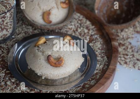 Rajamudi-Reis Vattayappam in Kokosnussschale gedampft. Ein köstlicher südindischer gedämpfter Reiskuchen, hergestellt aus fermentiertem und gesüßtem Teig mit aromatischen Aromen Stockfoto