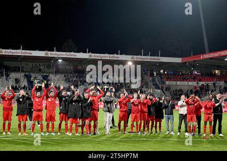 Heidenheim, Deutschland. November 2023. Fußball: Bundesliga, 1. FC Heidenheim - VfB Stuttgart, Spieltag 10, Voith-Arena. Heidenheims Spieler feuern die Fans nach dem Sieg an. Hinweis: Harry langer/dpa – WICHTIGER HINWEIS: gemäß den Vorschriften der DFL Deutscher Fußball-Liga und des DFB Deutscher Fußball-Bundes ist es verboten, im Stadion und/oder des Spiels aufgenommene Fotografien in Form von sequenziellen Bildern und/oder videoähnlichen Fotoserien zu verwenden oder zu nutzen./dpa/Alamy Live News Stockfoto