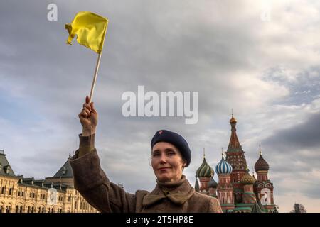 Moskau, Russland. 5. November 2023 Eine Frau nimmt an einer Theateraufführung in einem Freilichtmuseum Teil, das der Geschichte der Verteidigung Moskaus auf dem Roten Platz gewidmet ist. Die Ausstellung feiert den 82. Jahrestag der Parade vom 7. November 1941 während der Schlacht von Moskau im Zweiten Weltkrieg Stockfoto