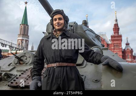 Moskau, Russland. 5. November 2023 Ein Teilnehmer in sowjetischer Uniform des Zweiten Weltkriegs nimmt an einer Theatervorstellung in einem interaktiven Freilichtmuseum Teil, um den 82. Jahrestag der Parade am 7. November 1941 auf dem Roten Platz in Moskau zu feiern Stockfoto