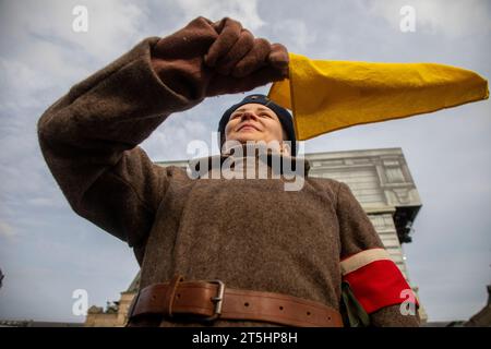 Moskau, Russland. 5. November 2023 Eine Frau nimmt an einer Theateraufführung in einem Freilichtmuseum Teil, das der Geschichte der Verteidigung Moskaus auf dem Roten Platz gewidmet ist. Die Ausstellung feiert den 82. Jahrestag der Parade vom 7. November 1941 während der Schlacht von Moskau im Zweiten Weltkrieg Stockfoto