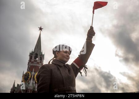 Moskau, Russland. 5. November 2023 Eine Frau nimmt an einer Theateraufführung in einem Freilichtmuseum Teil, das der Geschichte der Verteidigung Moskaus auf dem Roten Platz gewidmet ist. Die Ausstellung feiert den 82. Jahrestag der Parade vom 7. November 1941 während der Schlacht von Moskau im Zweiten Weltkrieg Stockfoto