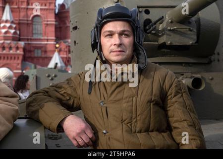 Moskau, Russland. 5. November 2023 Ein Teilnehmer in sowjetischer Uniform des Zweiten Weltkriegs nimmt an einer Theatervorstellung in einem interaktiven Freilichtmuseum Teil, um den 82. Jahrestag der Parade am 7. November 1941 auf dem Roten Platz in Moskau zu feiern Stockfoto