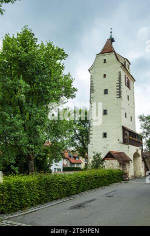 Espantor und Turm aus dem 14. Jahrhundert, eines der beiden erhaltenen mittelalterlichen Stadttore in der Altstadt von Isny im Allgäu, Baden-Württemberg. Stockfoto